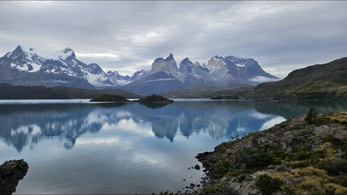 Macizo Paine reflejado en el lago