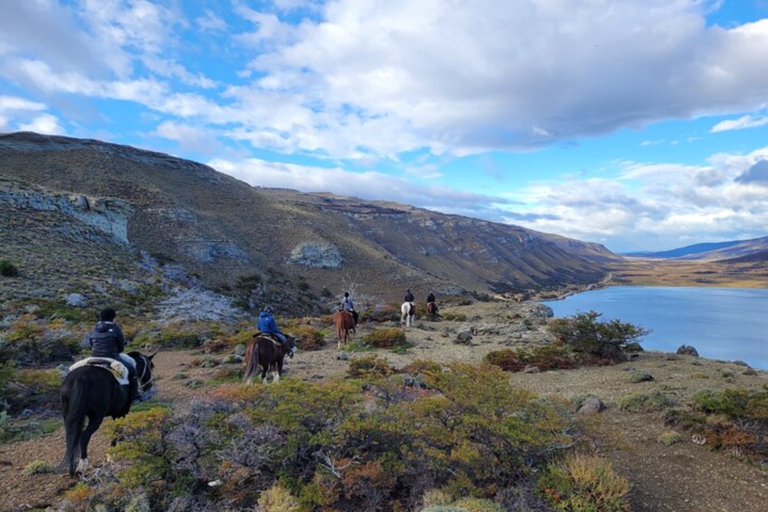 Cabalgata en paisaje de Laguna Figueroa