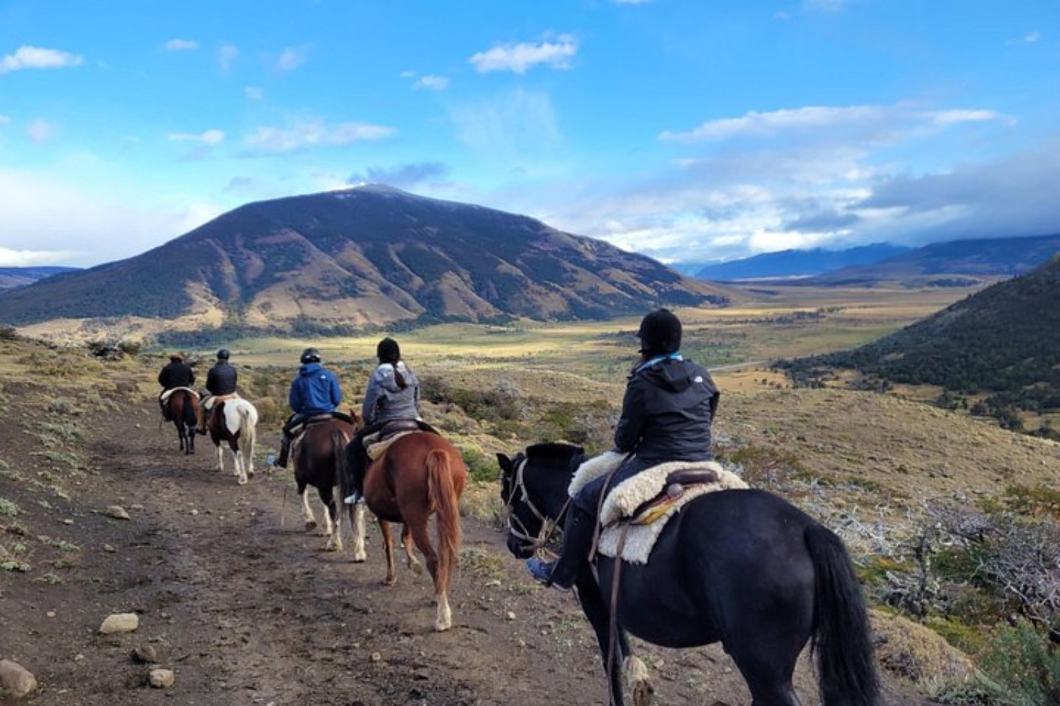 Grupo a caballo recorriendo el valle